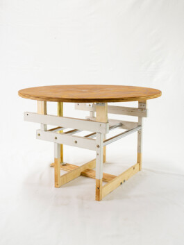 Recycling Möbeldesign - Tisch ES hergestellt in Leipzig aus Secondhand Material. 