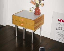 Handgemachtes Upcycling-Möbelstück aus Recyclingmaterial